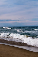 鳥取砂丘の北側の日本海の波、夜明けと雲と水平線