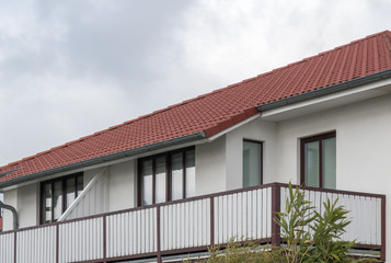 Balkon und Fenster eines Hauses