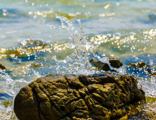 Waves hitting round rocks and splashing