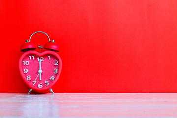 red clock mark at 6.00 o'clock