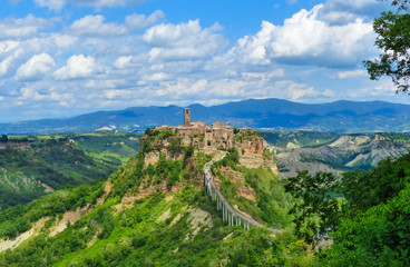 Fototapeta premium Civita di Bagnoregio (Viterbo, Lacjum), środkowe Włochy - słynna starożytna wioska na wzgórzu między badlands, w regionie Lazio, w środkowych Włoszech, znana jako „miasto umiera”