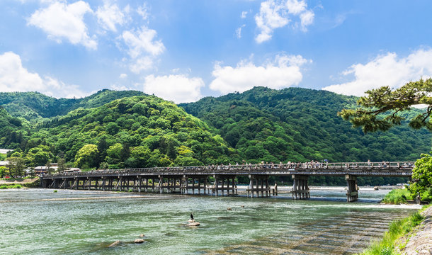 1 件の最適な 京都 風景 嵐山 渡月橋 桂川 観光 古都 名所 空 青空 新緑 緑 川 旅行 風景 橋 画像 ストック写真 ベクター Adobe Stock
