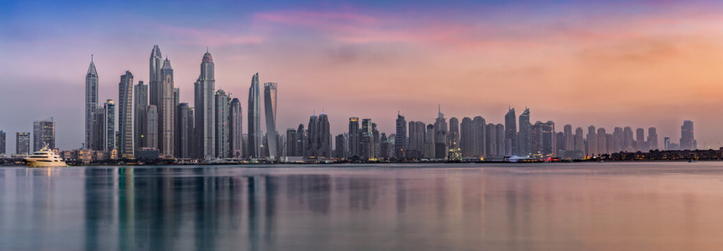 Die beleuchtete Skyline von Dubai bei Sonnenuntergang