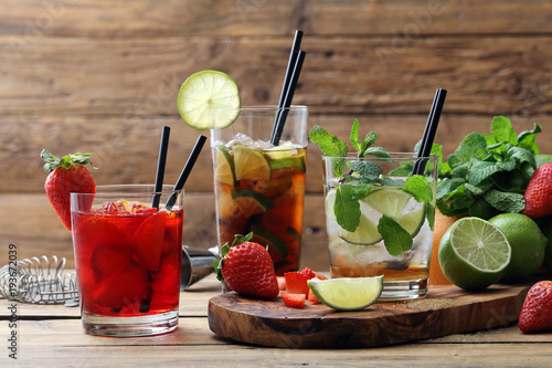 "cocktail alcolico con frutta " zdjęć stockowych i obrazów ...