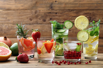cocktail o bevanda disintossicante bicchieri con acqua e frutta su sfondo rustico