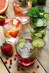 cocktail o bevanda disintossicante bicchieri con acqua e frutta su sfondo rustico