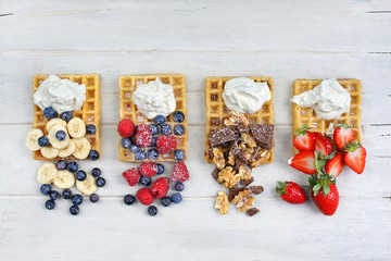 Waffeln mit Sahne, Früchten und Schokolade