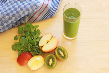 green smoothie with its ingredients