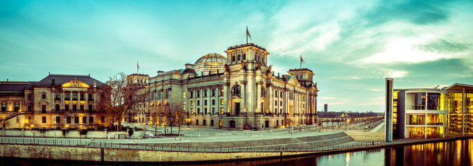 Reichstagsgebäude Panorama vor der Spree