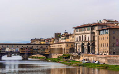 Fototapeta na wymiar Florence's historic centre, views over the Golden bridge Ponte Vecchio and Uffizi gallery