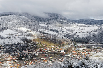 Fototapeta na wymiar Village des Vosges en hiver