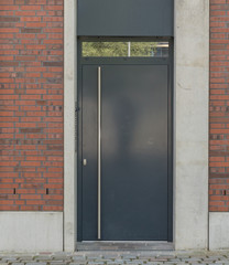 Moderne Haustür eines Hauses in grau