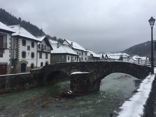 Ochagavia puente romanico en invierno