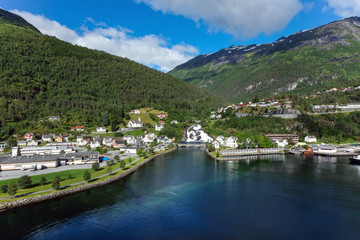 Fototapeta na wymiar Hellesylt in Norwegen – die berühmte geteilte Ortschaft / Panorama Ansicht vom Fjord aus