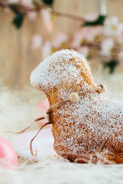 Osterlamm (close up) mit Puderzucker