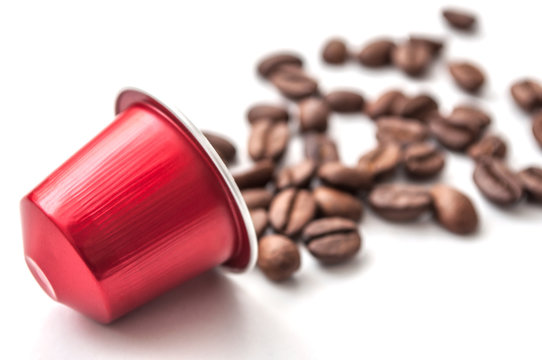 concept capsule de caf&eacute; expresso et grains de caf&eacute; sur fond blanc