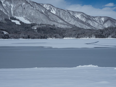 凍結する青木湖