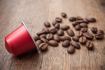 dosette de café et grain de café sur table en bois