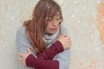 La ragazza infreddolita sotto la neve