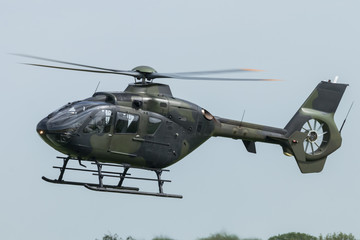 Militärhubschrauber im Tiefflug