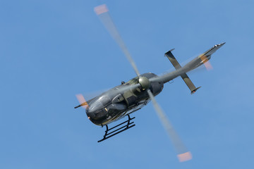 Attacke, ein Hubschrauber im Sturzflug!