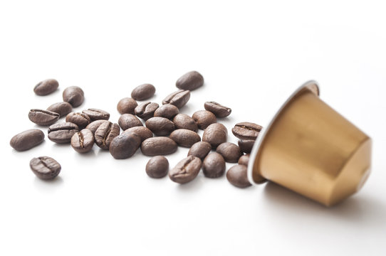 concept capsule de caf&eacute; expresso et grains de caf&eacute; sur fond blanc