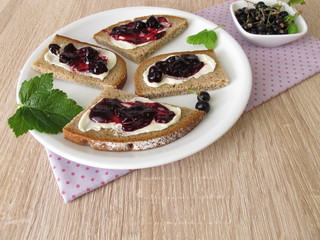 Brot mit Konfitüre aus schwarzen Johannisbeeren
