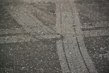  Auto Reifenprofil-Spur in Asphalt eingedrückt mit Rollsplit