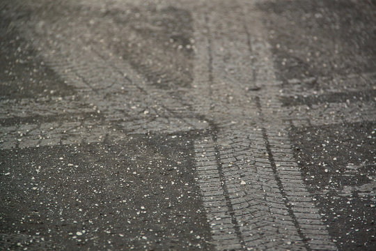  Auto Reifenprofil-Spur in Asphalt eingedr&uuml;ckt mit Rollsplit