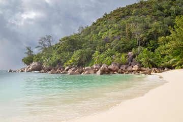 Fototapeta premium Tropischer Strand und türkises Meer auf Praslin, Seychellen