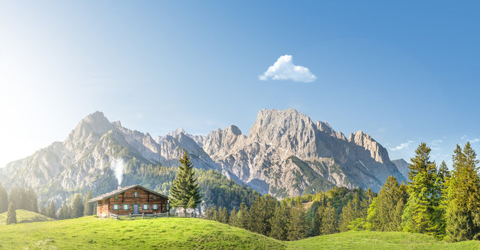 Fototapeta Chalet in front of mountains