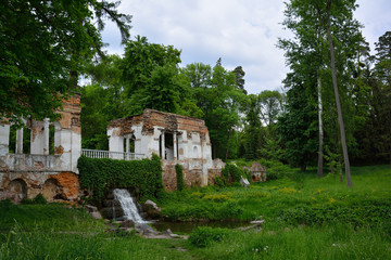 Fototapeta na wymiar Spring landscape with pavilion 