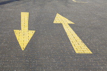 Fahrbahnmarkierung Gelbe Pfeile