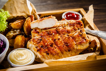 Grilled chicken fillet and vegetables