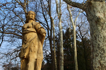 Statua nel parco in Inverno