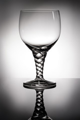 Cocktailglas im Gegenlicht mit Zopf als Stil