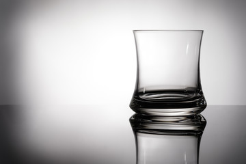 Whiskyglas leer im Gegenlicht