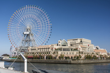 "Cosmo World" mit Riesenrad von Yokohama in Japan.