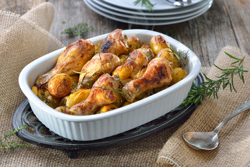 Frisch aus dem Ofen: Knuspig gebackene Hühnerunterkeulen mit Drillingen und Zwiebeln – Fresh from the oven: Crispy baked chicken drumsticks with small potatoes and onions