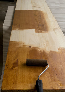 Aplicar una capa de barniz de color a la madera.