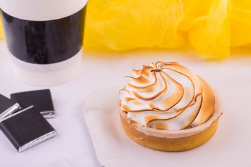 Tartlet a lemon meringue with air cream
