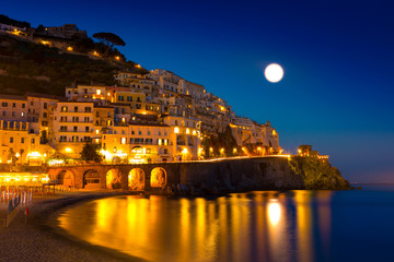 Night view of Amalfi cityscape on coast line of mediterranean sea, Italy © proslgn