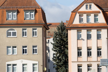 Fototapeta na wymiar Haus / Mehrfamilienhaus mit vielen Fenstern