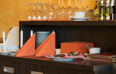 Restaurant / Schrank mit Servietten und Gläsern in einem Restaurant
