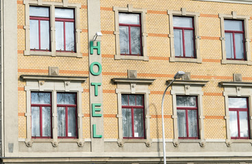 Fototapeta na wymiar Hotel / altes leerstehendes Hotel