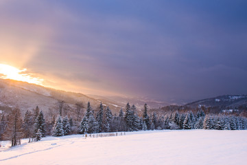 Zachód słońca zimą w górach