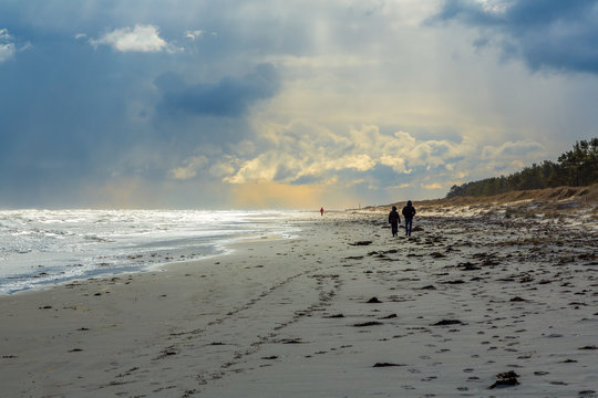 Promenad p&aring; strand vid havet en mulen vinterdag
