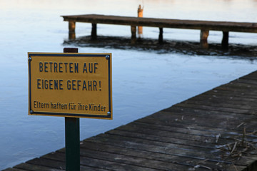 Schild Betreten auf eigene Gefahr Bootssteg und Eis  
