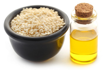 Peeled sesame seeds with oil