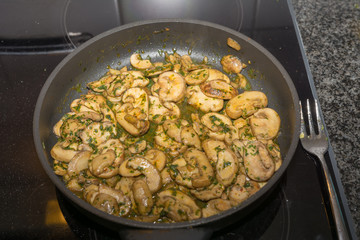 Pilze in der Pfanne kochen